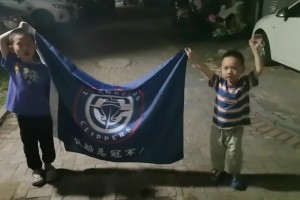 可惜了！小孩哥昨日举快船总冠军旗帜：哈登总冠军